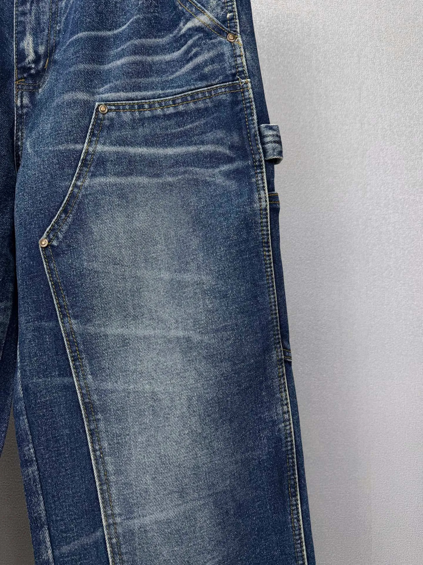 Carhartt 2026 New Arrival Crumpled and Distressed Couple Style Straight Leg Loose Jeans High Version High Version Top Ceiling Quality Styles with different wash textures are very friendly to people with thin legs and thick legs. The straight version is very flattering to the leg shape. Moderate length that never goes out of style, easy and casual to match, basic styling for various styles, a must-have in the wardrobe! The fabric is stiff but also makes the upper body soft without losing texture. The washing process is even more perfect. It is a must-have item for everyone! ! ! Washed wheat, hang tag, pants label, three complete labels Color: Blue Size: 28, 30, 32, 34, 36 (five sizes)